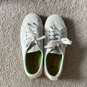 Cariuma white sneakers shoes